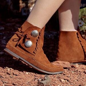 Minnetonka Women’s Brown Suede Fringe Ankle Boot